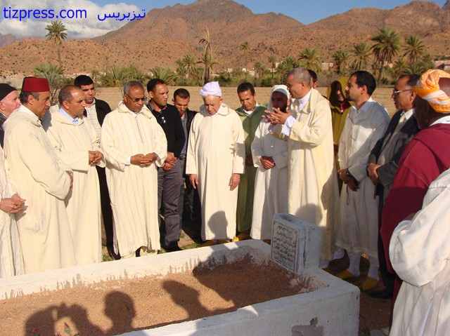عامل تيزنيت، سمير اليزيديي، والحاج ابراهيم بيشا وأعضاء نادي الصحافة بتيزنيت والمنتخبون يترحمون على روح إدريس أشكور بتفراوت (صور) عامل تيزنيت، سمير اليزيديي، والحاج ابراهيم بيشا وأعضاء نادي الصحافة بتيزنيت والمنتخبون يترحمون على روح إدريس أشكور بتفراوت (صور)